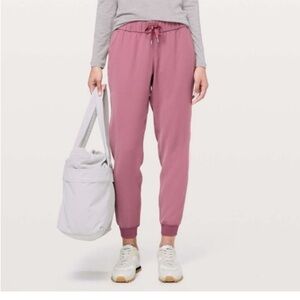 Lululemon On The Fly Jogger Pants Misty Merlot Size 8